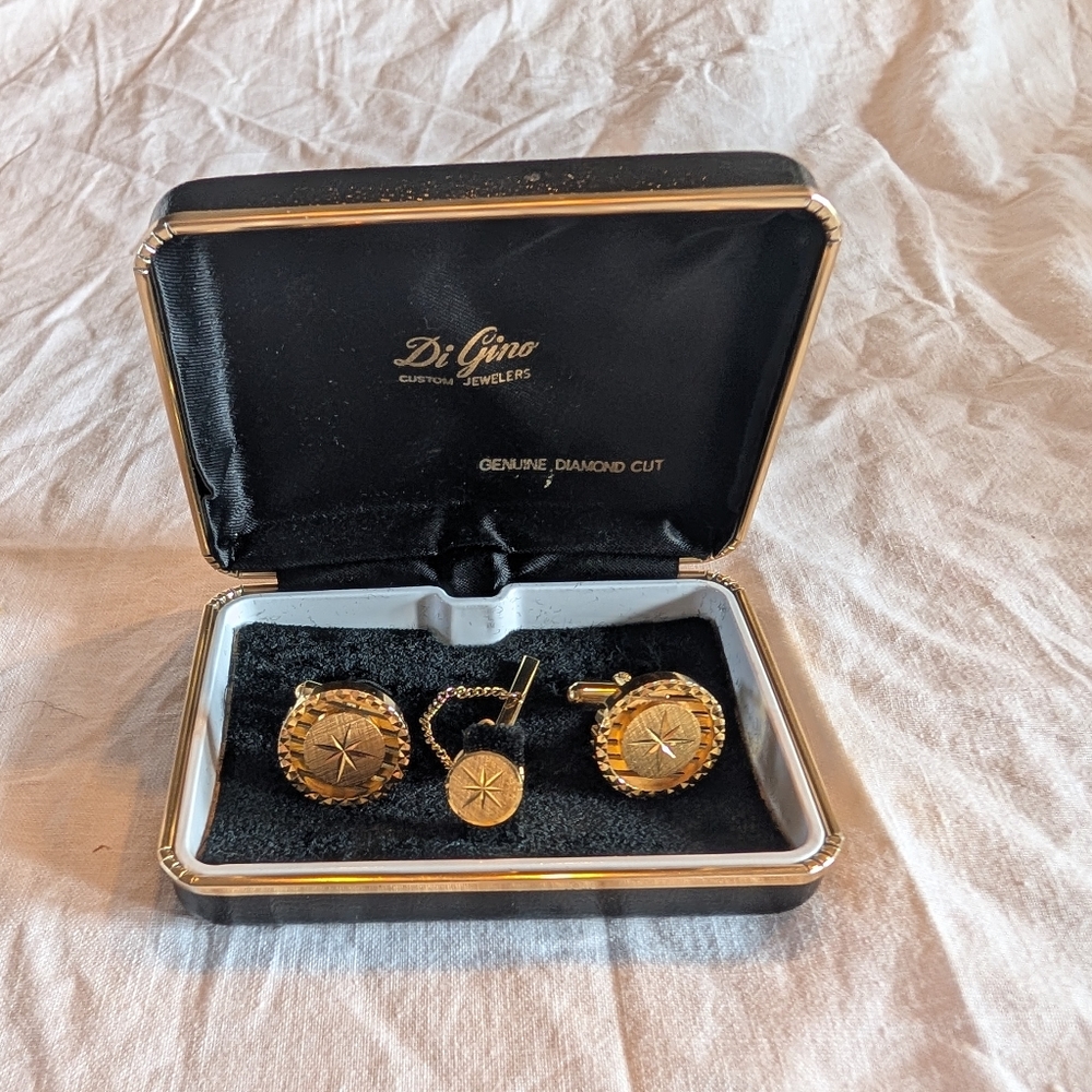 2/20$ Gold Cufflinks and Tie Clip Set